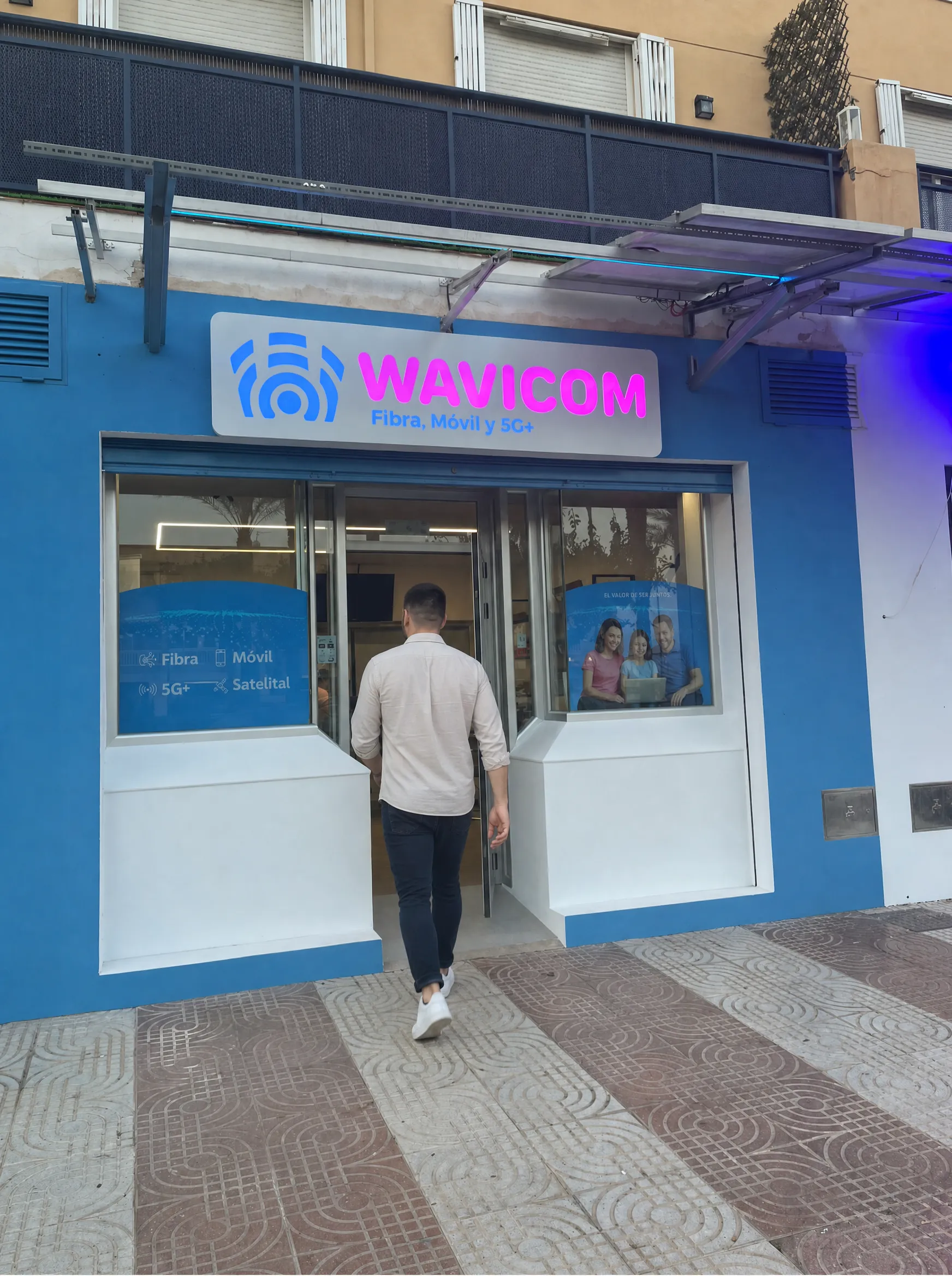 Jose García entrando en la oficina de Wavicom, un cliente real